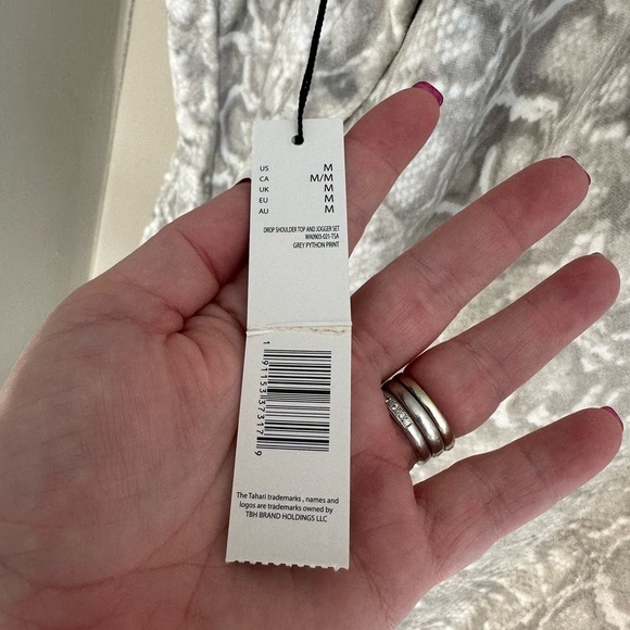 22. NWT TAHARI ANIMAL SOFT LOUNGE SET TOP IS SIZE MEDIUM AND BOTTOMS ARE LARGE - Picture 8 of 9